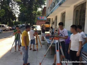 建达学校开设的测量仪器课程，老师手把手教学