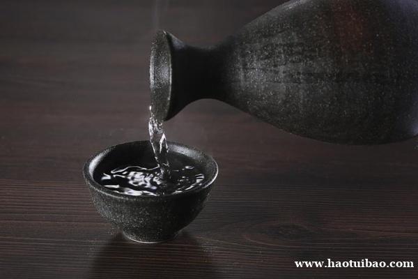 酱香酒闻起来是什么味道 和酱油的味道一样么 酱香酒闻起来是什么味道 和酱油的味道一样么