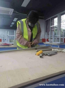 进行吊篮高处作业时，吊篮中人数不得超过两人