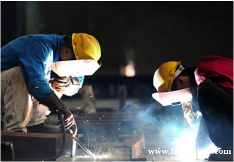 焊工师傅的工资很高,学好技能好就业 焊工师傅的工资很高,学好技能好就业