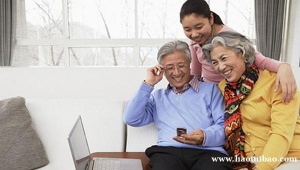 老人刚佩戴助听器，怎样帮助老人更快的去适应？