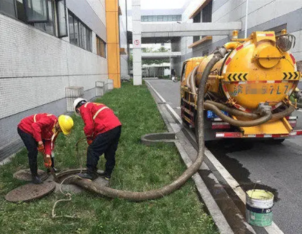 昆明宜良环卫车抽粪，污水池清理，化粪池清掏，隔油池清理，抽泥浆